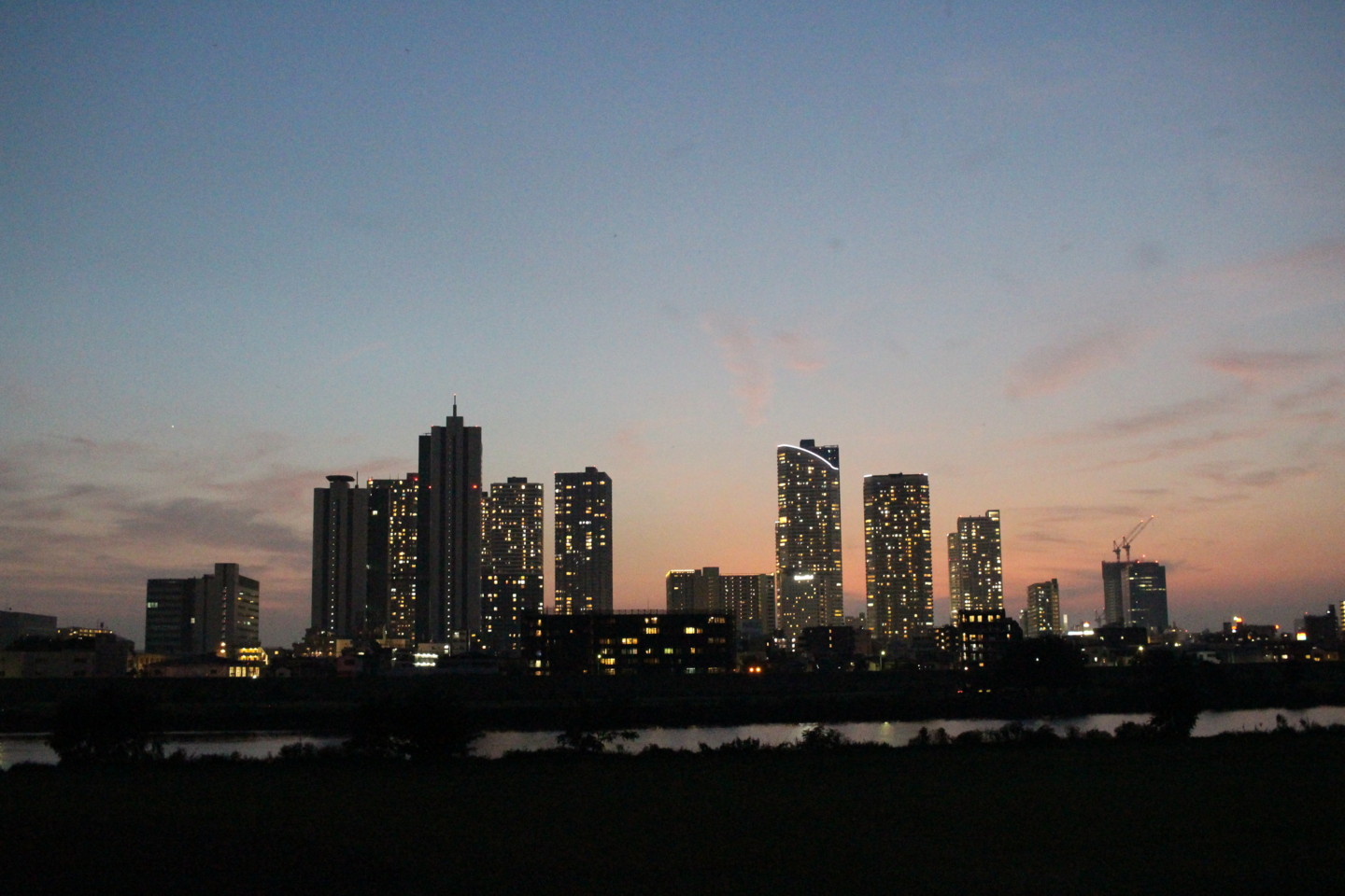 多摩川の日没後の夜景の写真