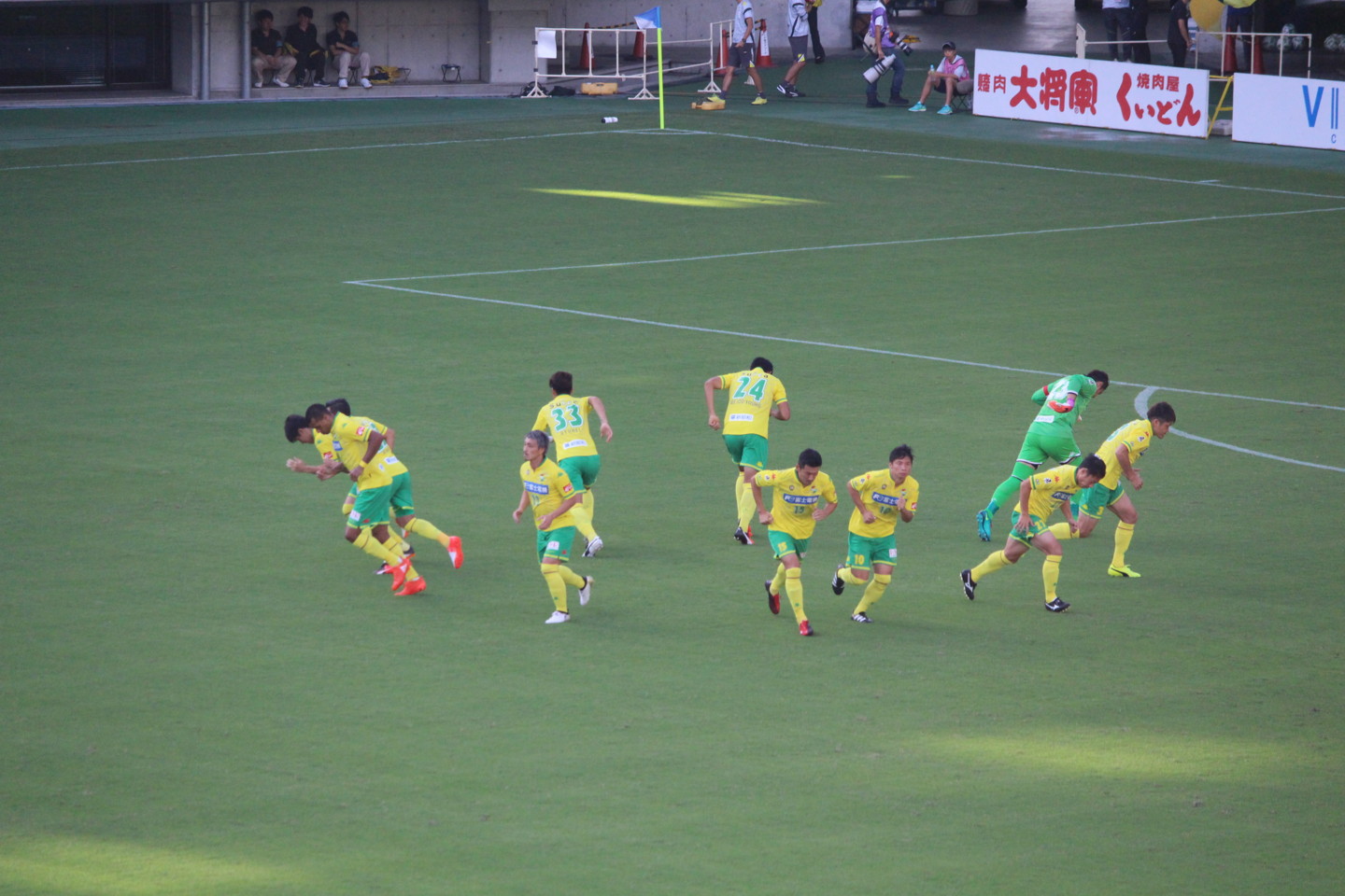 J2 第35節 千葉 VS 京都 前半の円陣ダッシュの写真