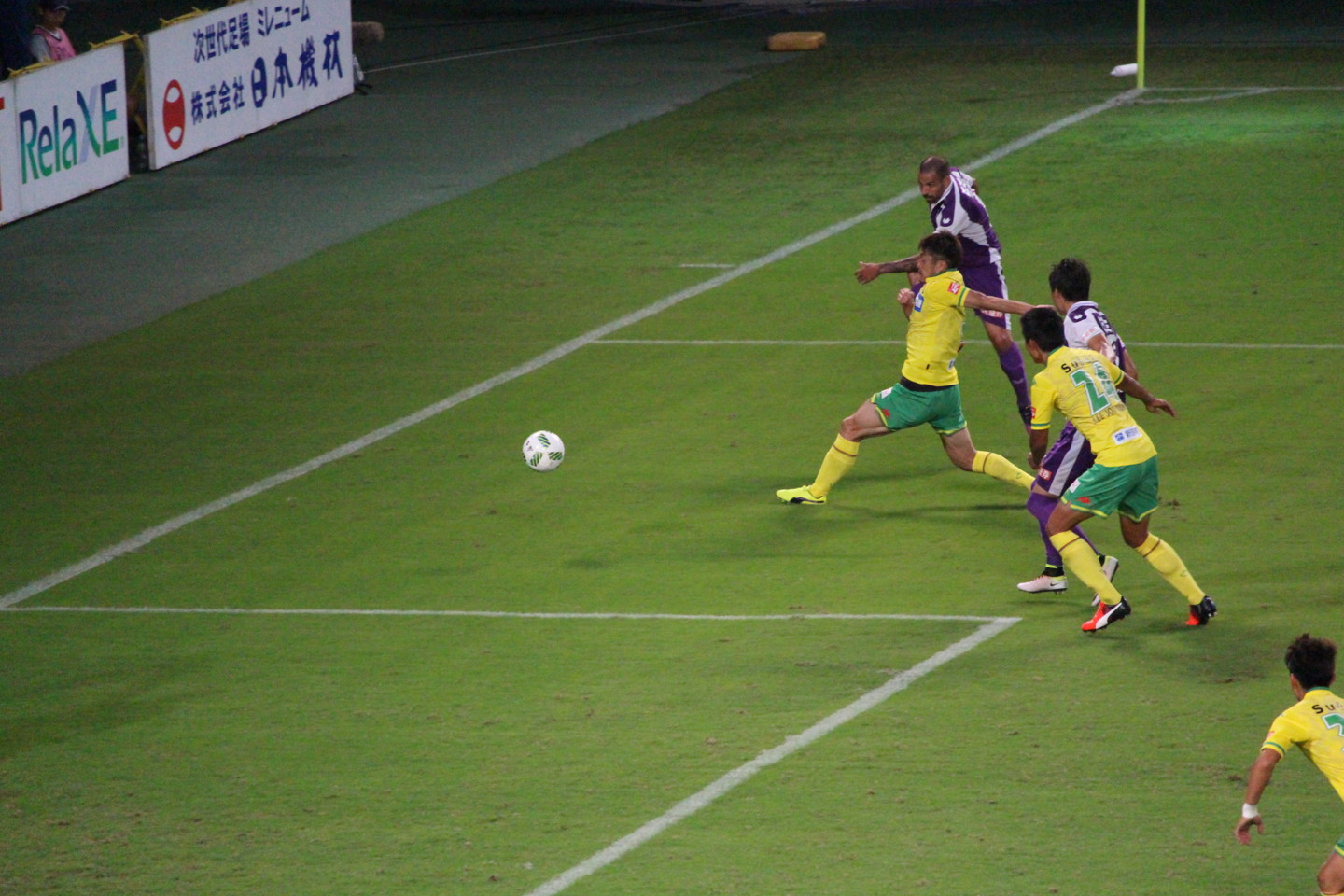 J2 第35節 千葉 VS 京都 エスクデロ・セルヒオ選手のシュートの写真	