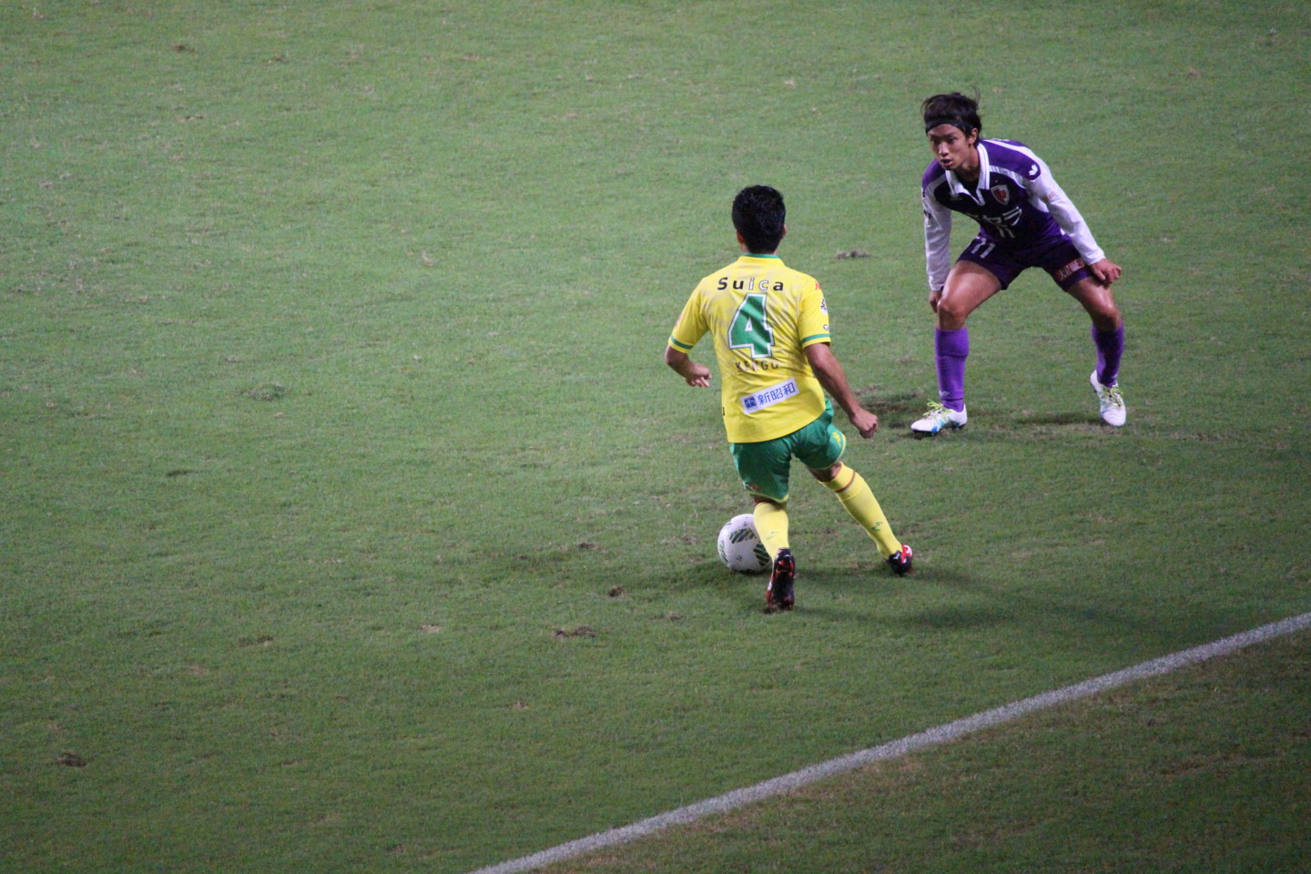 J2 第35節 千葉 VS 京都 北爪選手のドリブルの写真