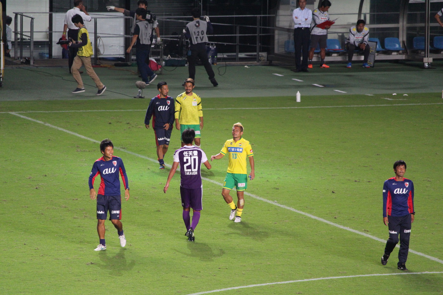 J2 第35節 千葉 VS 京都 古巣選手との挨拶の写真