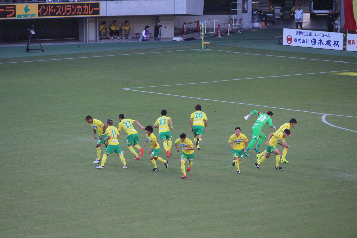 J2 第36節 千葉 VS 松本 前半の円陣ダッシュの写真 J2 第36節 千葉 VS 松本 前半の円陣ダッシュの写真