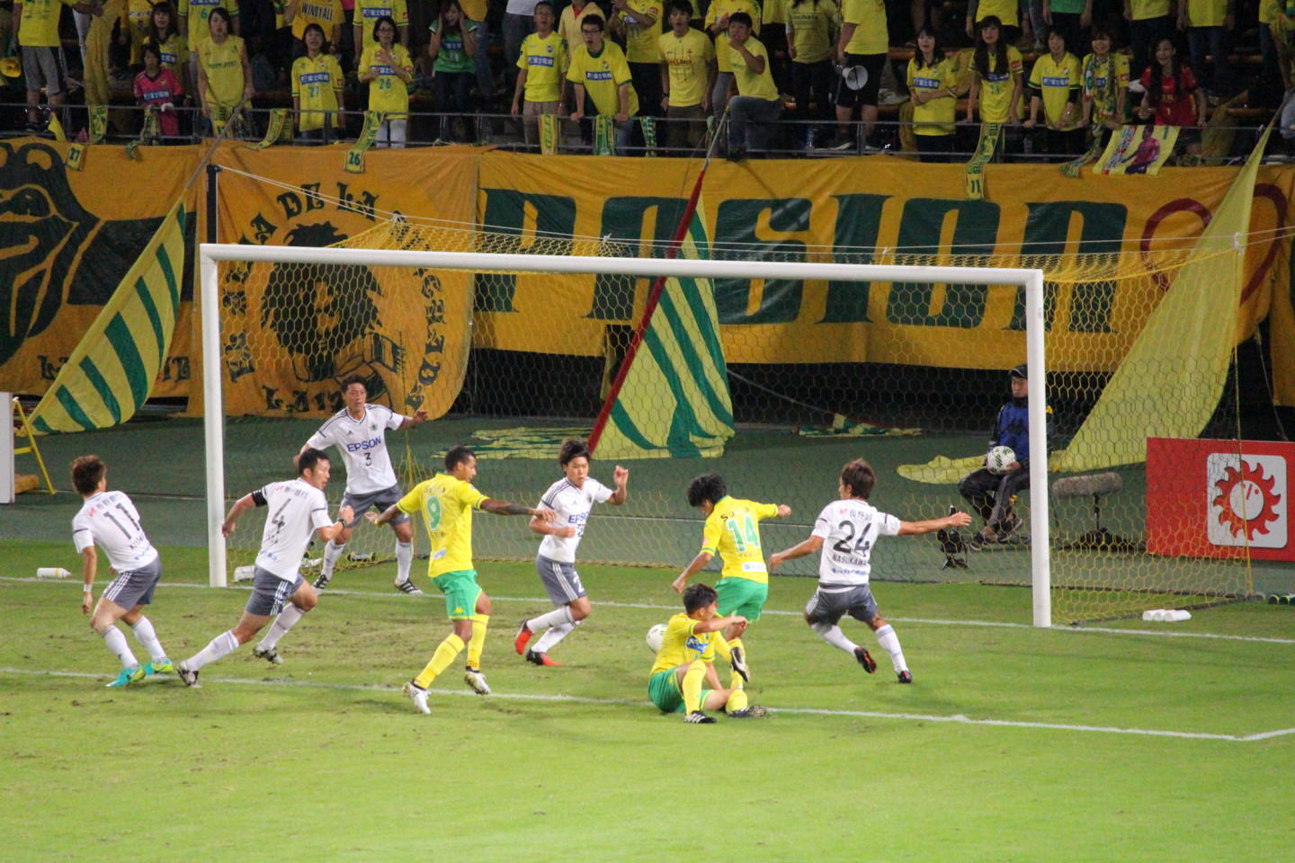 J2 第36節 千葉 VS 松本 町田のシュートの写真 J2 第36節 千葉 VS 松本 町田のシュートの写真