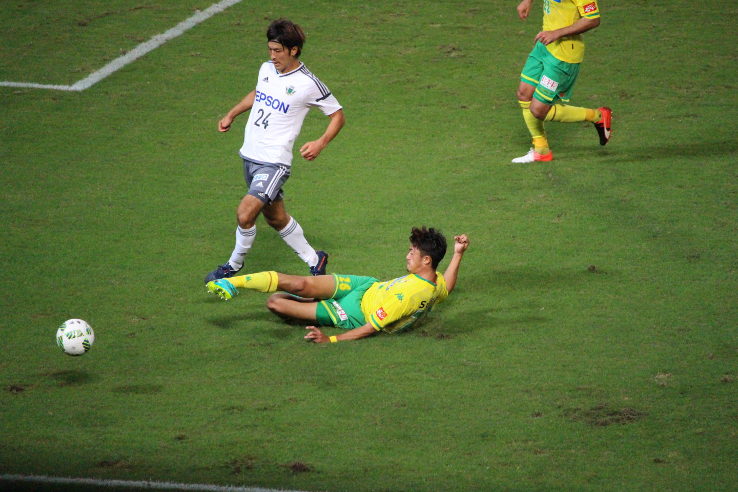 J2 第36節 千葉 VS 松本 岡野のスライディングの写真 J2 第36節 千葉 VS 松本 岡野のスライディングの写真