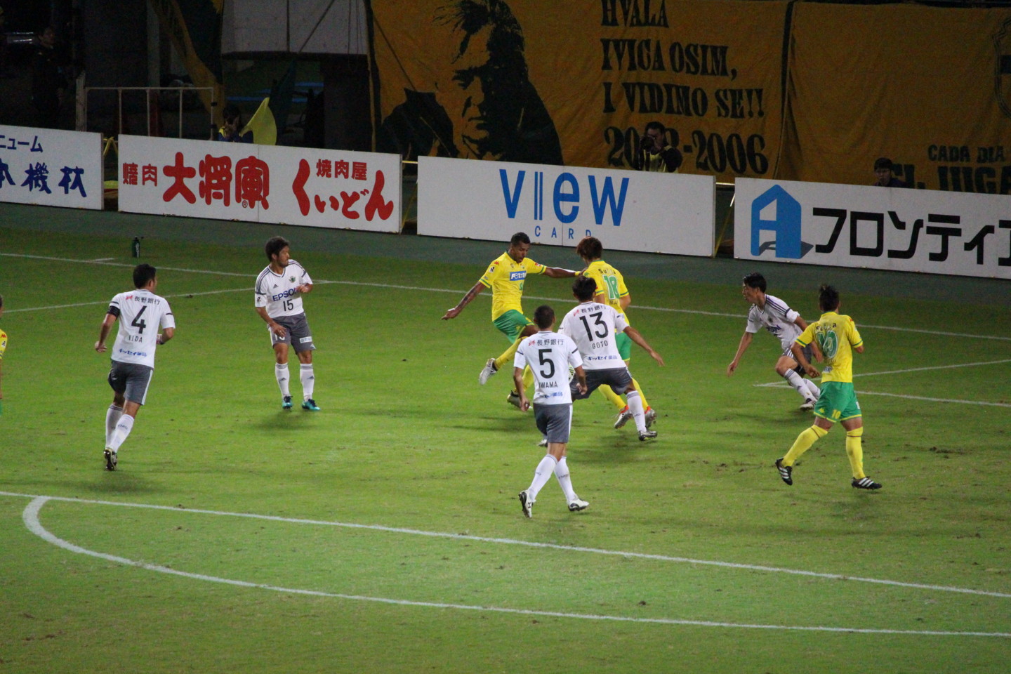 J2 第36節 千葉 VS 松本 エウトンのシュートの写真 J2 第36節 千葉 VS 松本 エウトンのシュートの写真