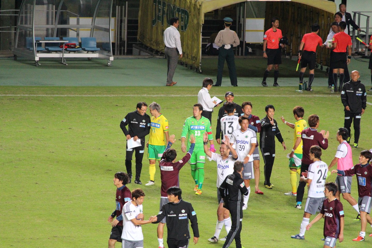 J2 第36節 千葉 VS 松本 試合終了後の反町監督と船山の写真 J2 第36節 千葉 VS 松本 試合終了後の反町監督と船山の写真