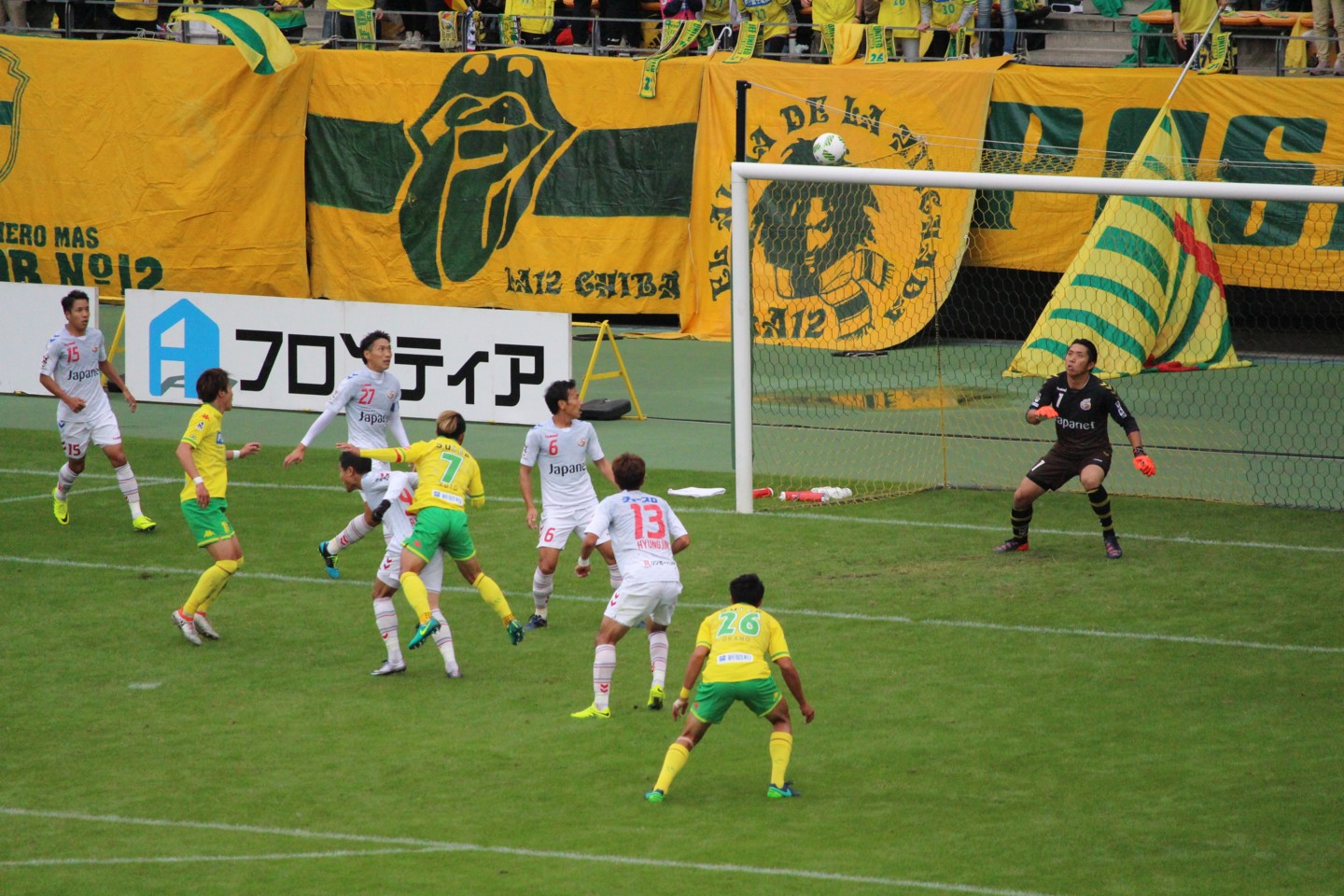 J2 第38節 千葉 VS 長崎 佐藤勇人選手のシュートの写真