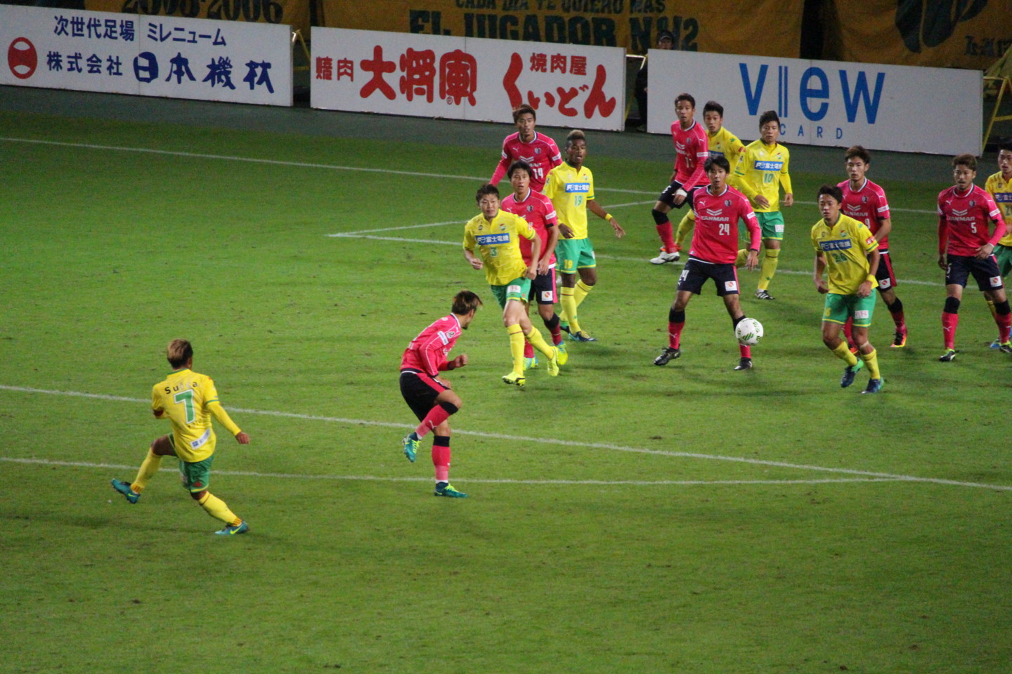 J2 第39節 千葉 VS C大阪 佐藤勇人選手のシュートの写真