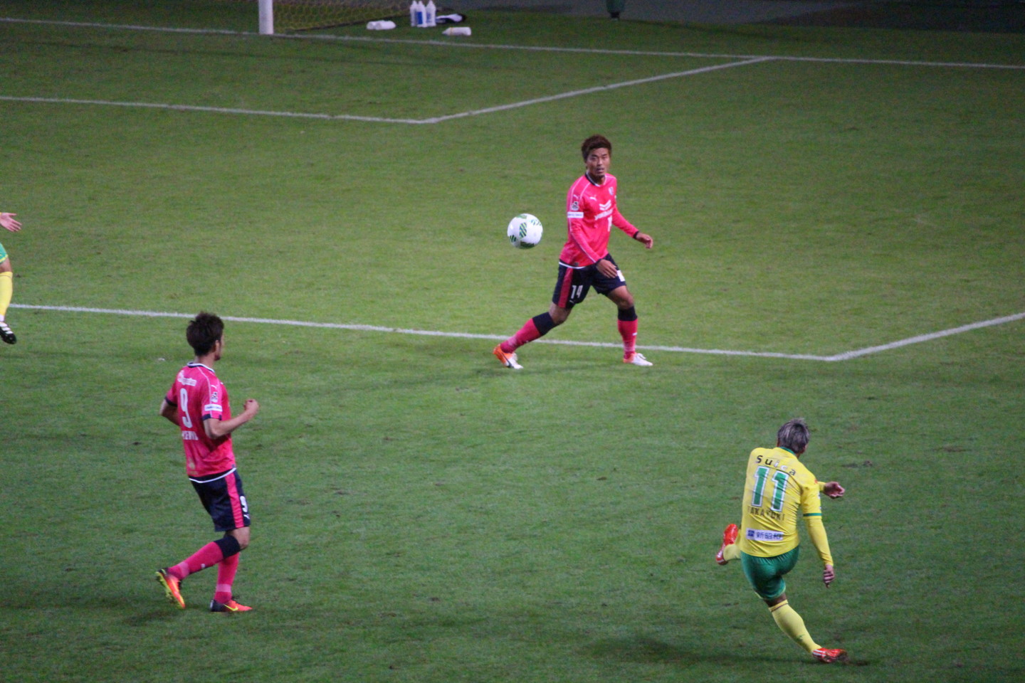 J2 第39節 千葉 VS C大阪 船山選手のクロスの写真