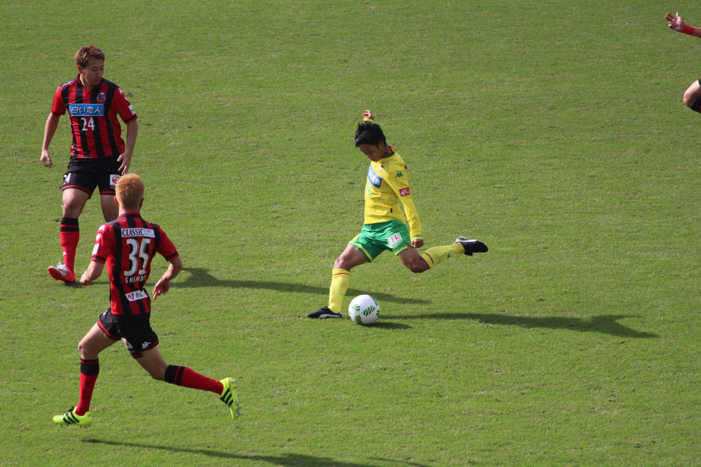 J2 第41節 千葉 VS 札幌 町田選手のロングシュートの写真