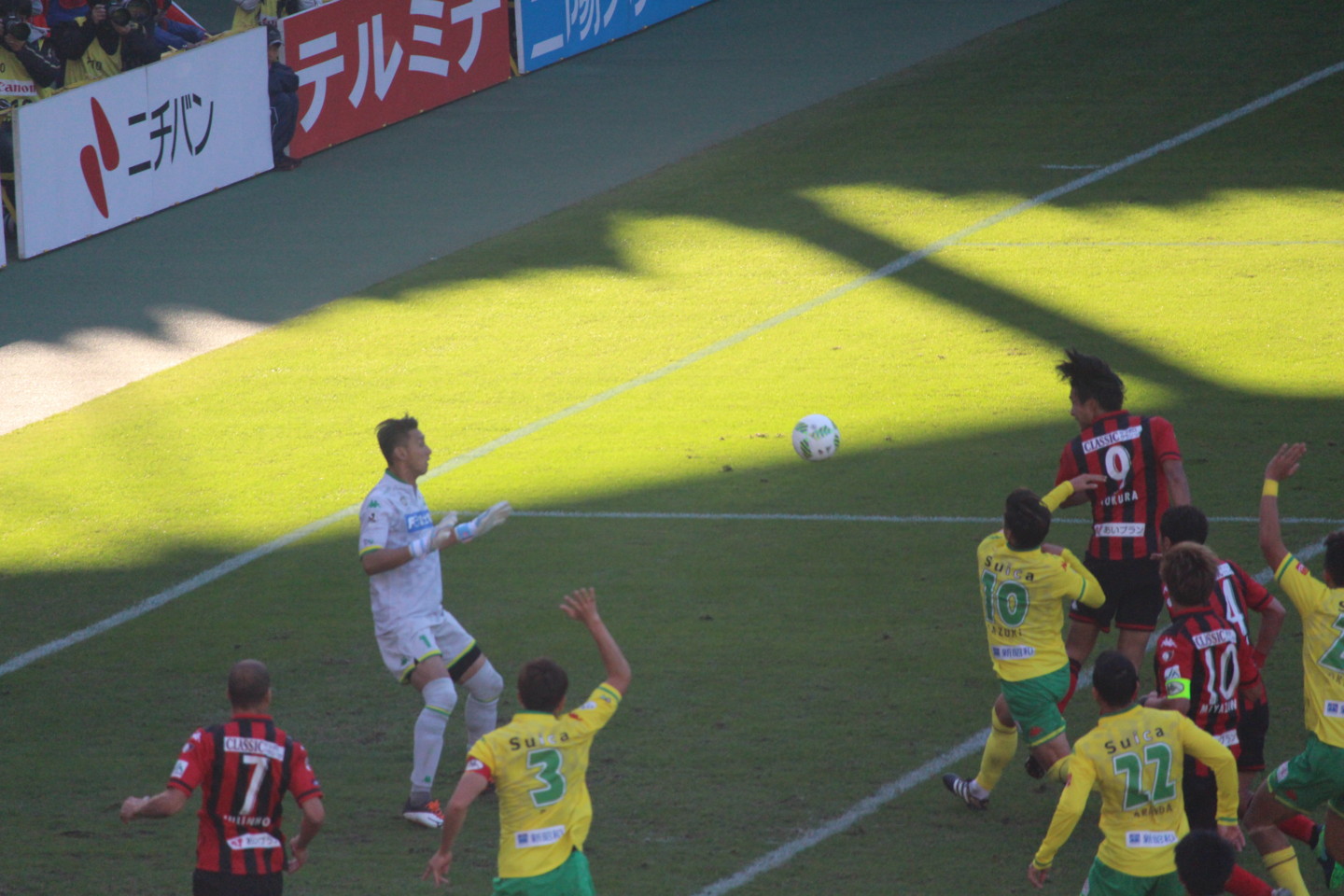 J2 第41節 千葉 VS 札幌 都倉選手の同点ヘディング弾の写真