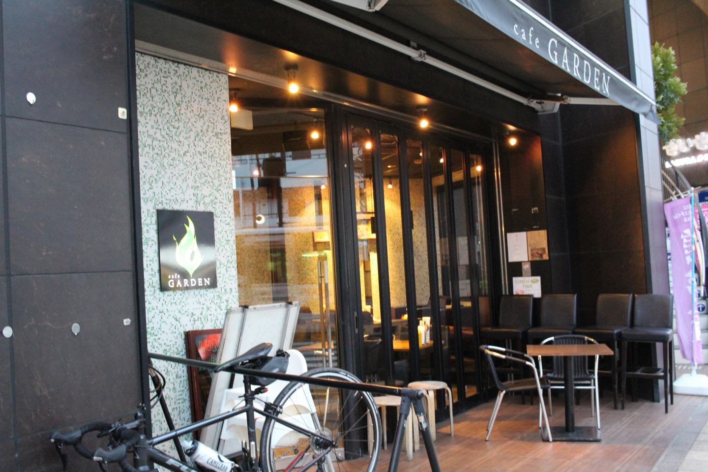 聖蹟桜ヶ丘のcafe GARDENのバイクラックにかけたFUJI Roubaix 1.3の写真 聖蹟桜ヶ丘のcafe GARDENのバイクラックにかけたFUJI Roubaix 1.3の写真