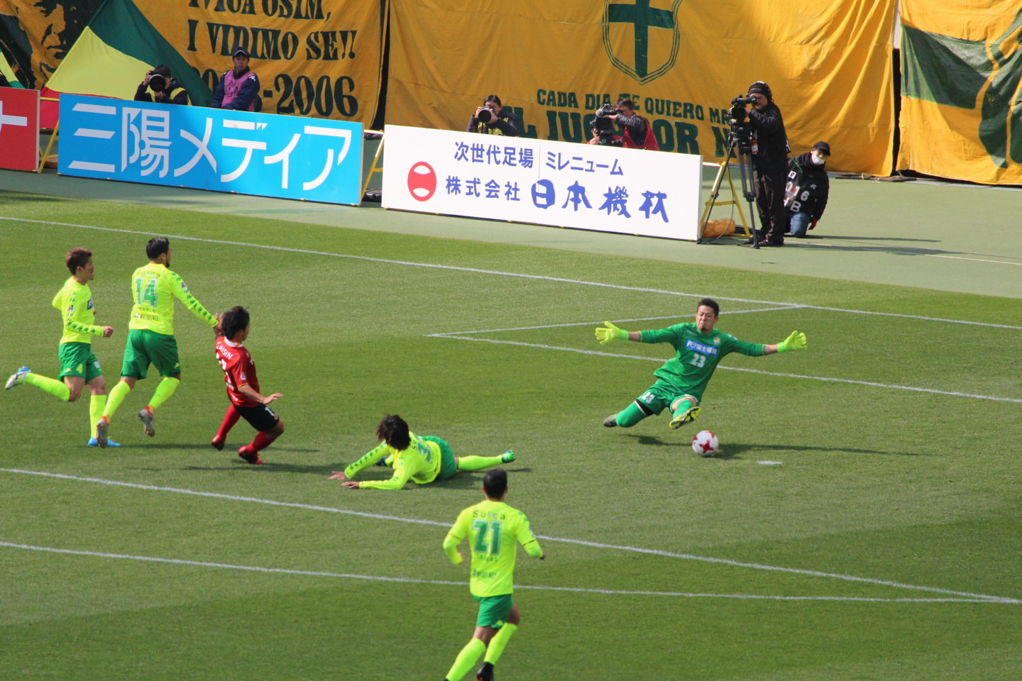 J2 第3節 千葉 VS 名古屋 佐藤寿人選手のシュートの写真 J2 第3節 千葉 VS 名古屋 佐藤寿人選手のシュートの写真