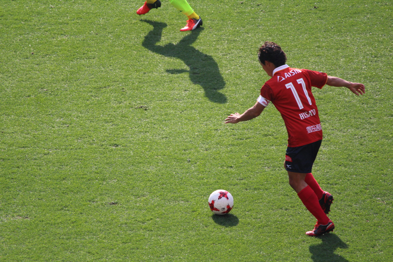 J2 第3節 千葉 VS 名古屋 佐藤寿人選手のドリブルの写真 J2 第3節 千葉 VS 名古屋 佐藤寿人選手のドリブルの写真
