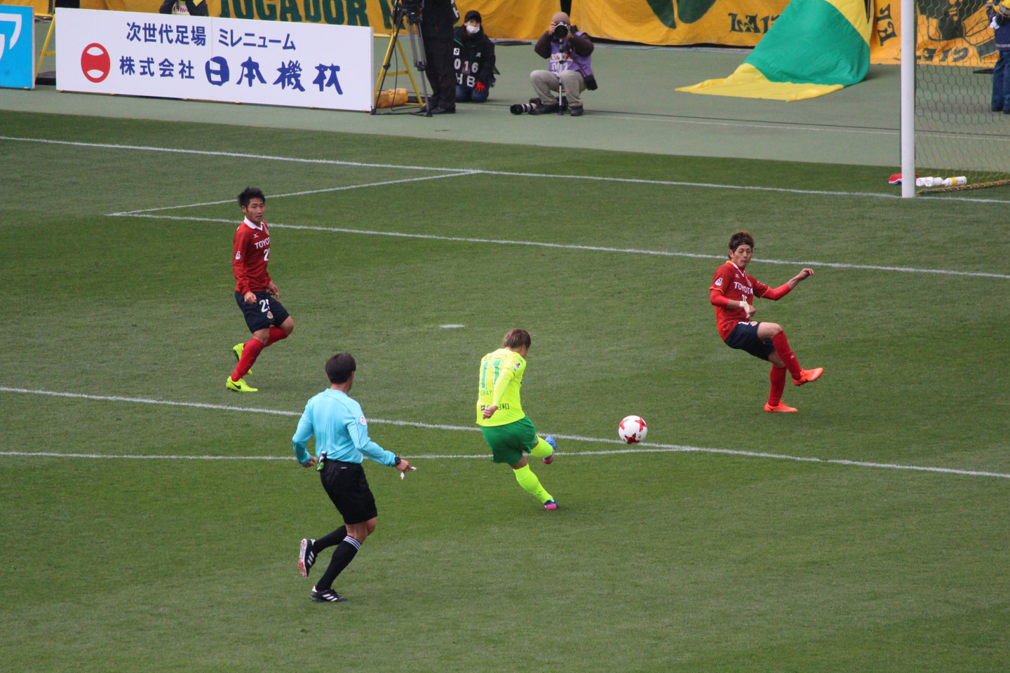 J2 第3節 千葉 VS 名古屋 船山選手のシュートの写真 J2 第3節 千葉 VS 名古屋 船山選手のシュートの写真