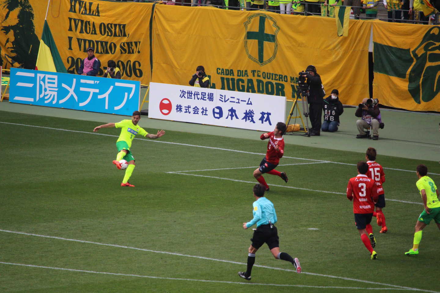 J2 第3節 千葉 VS 名古屋 ラリベイ選手のボレーシュートの写真 J2 第3節 千葉 VS 名古屋 ラリベイ選手のボレーシュートの写真