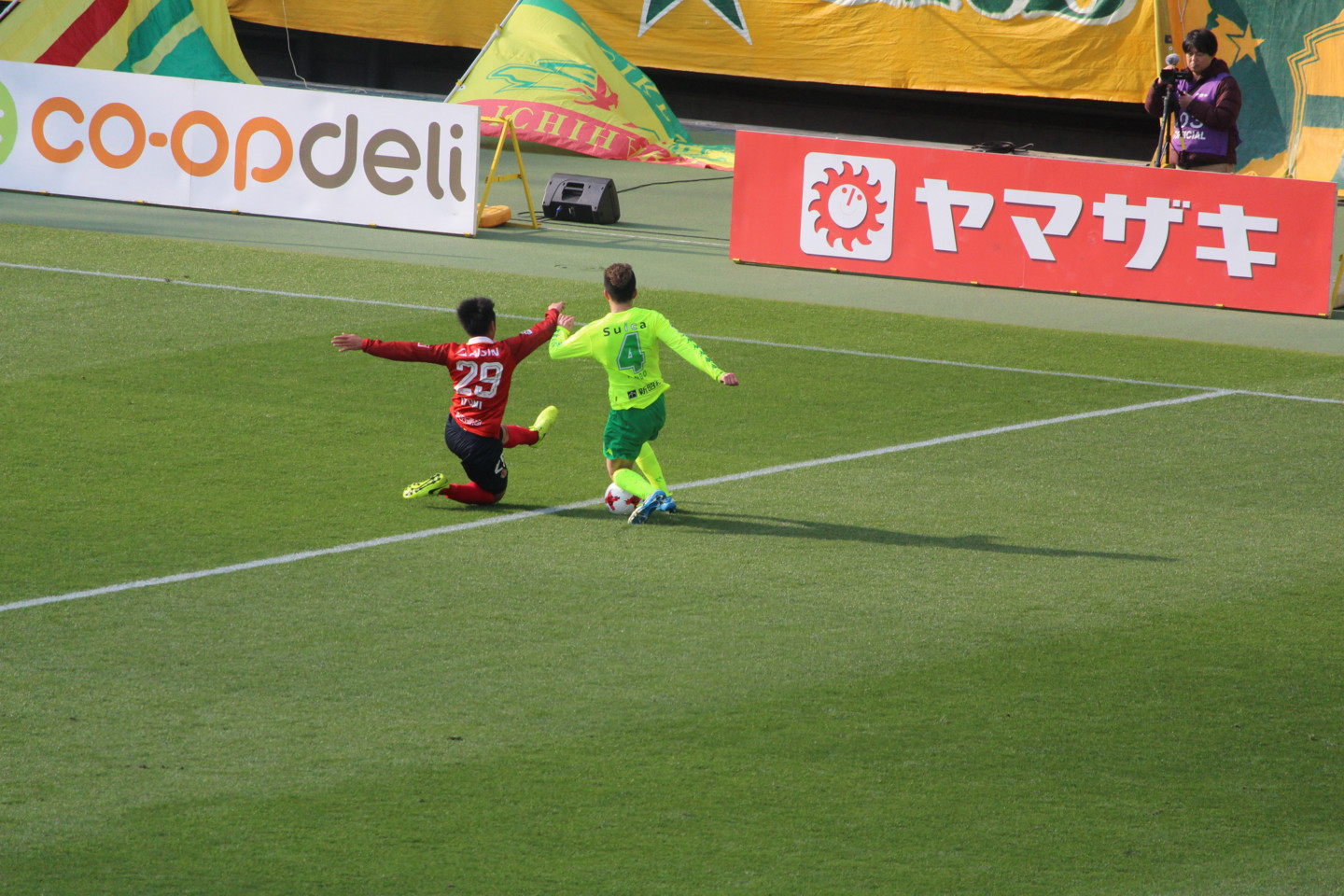 J2 第3節 千葉 VS 名古屋 北爪選手のキックフェイントの写真 J2 第3節 千葉 VS 名古屋 北爪選手のキックフェイントの写真