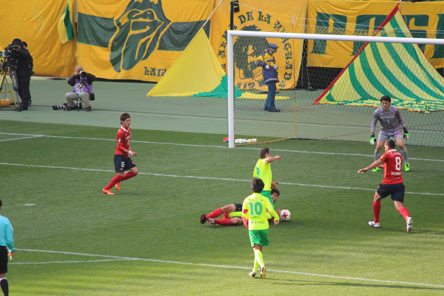 J2 第3節 千葉 VS 名古屋 ラリベイ選手のノーファール判定の写真 J2 第3節 千葉 VS 名古屋 ラリベイ選手のノーファール判定の写真