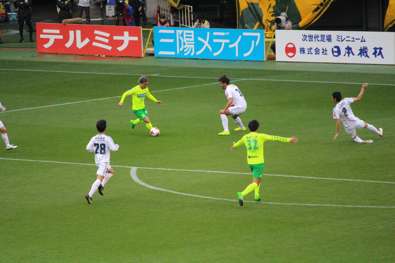 J2 第7節 千葉 VS 群馬 船山選手のドリブル突破の写真