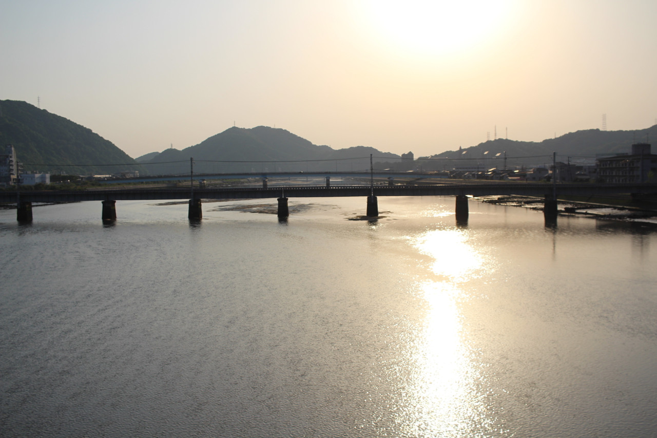 三原市 沼田大橋から見える夕日の写真