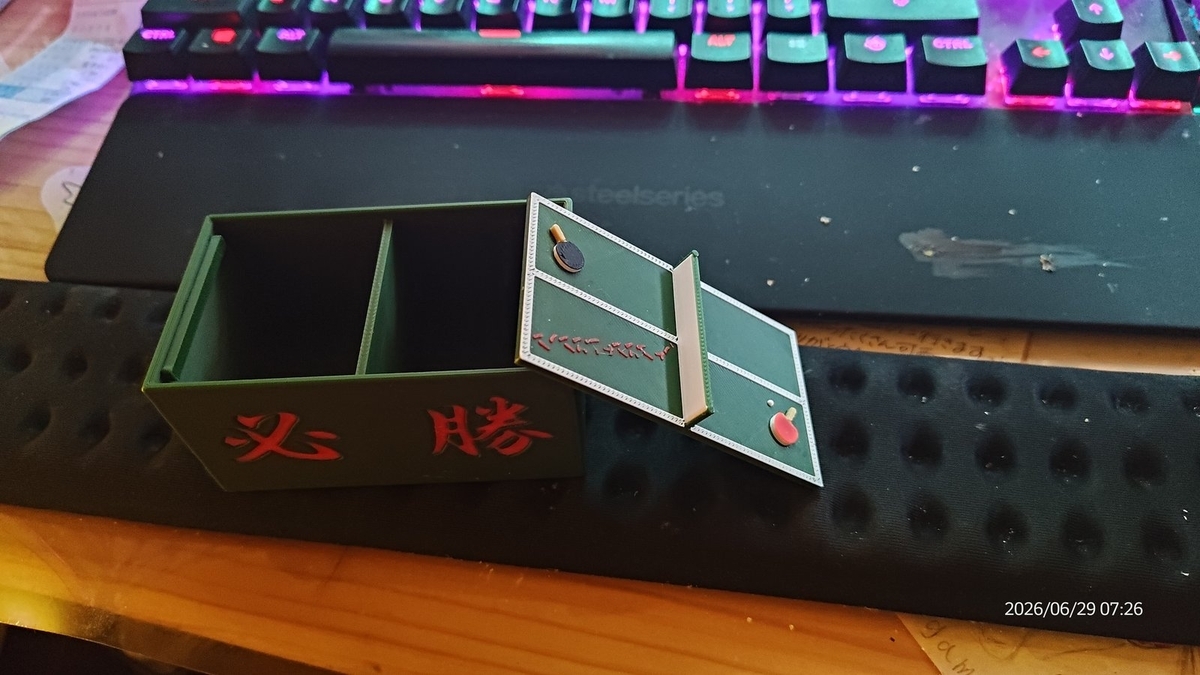 横から見た卓球台型の小物入れ。立てたフタが本物の卓球台のように見える、3Dプリント製の自作アイテム