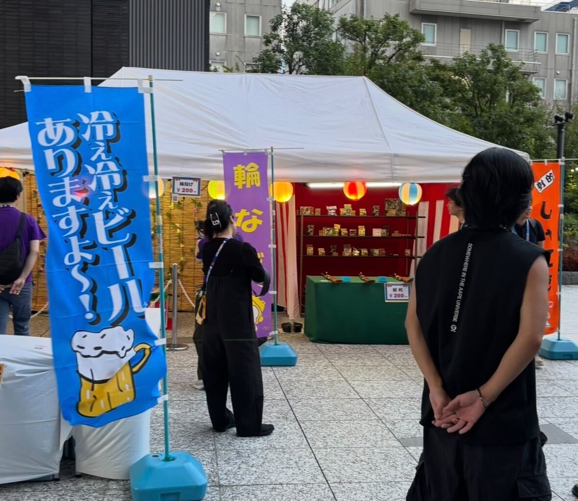 屋外の夏祭りコーナ、射的と輪投げ、ビール