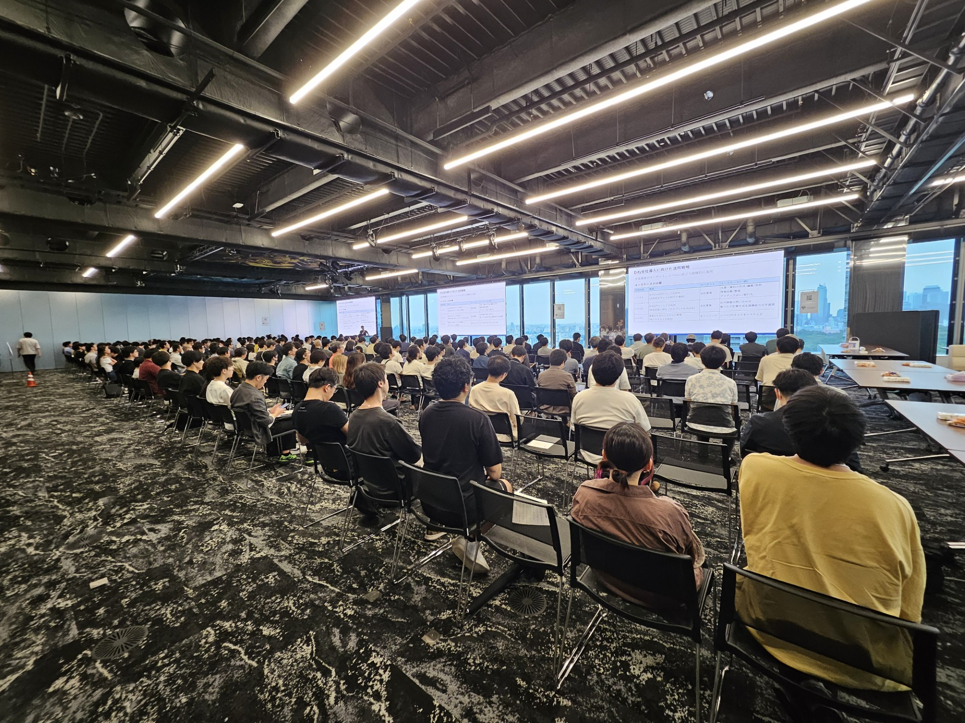発表中の会場の様子。250名分の席がほぼ埋まっている状況でした。