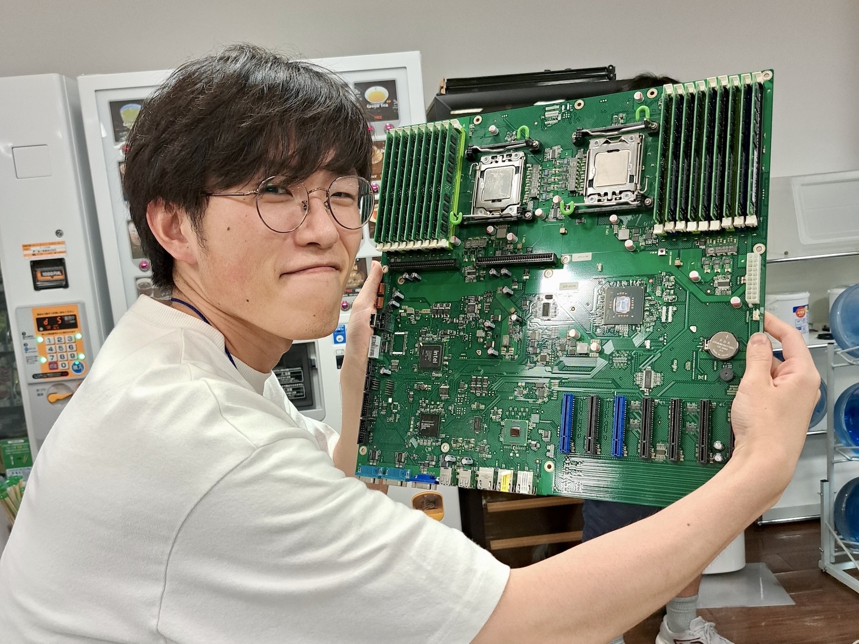 マザーボードと記念撮影