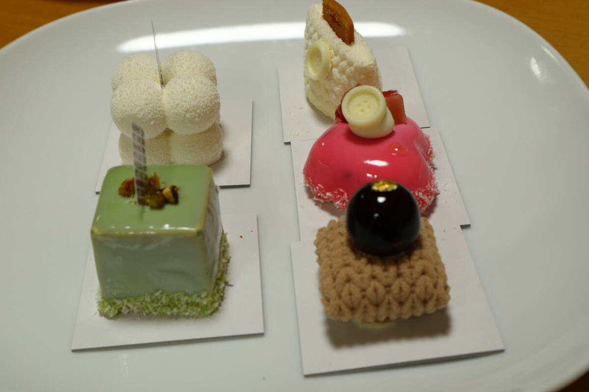 Masahiko Ozumi Paris （マサヒコ オズミ パリ）さんのミニケーキ