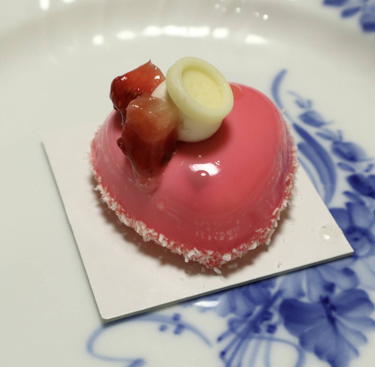 Masahiko Ozumi Paris （マサヒコ オズミ パリ）さんのミニケーキ