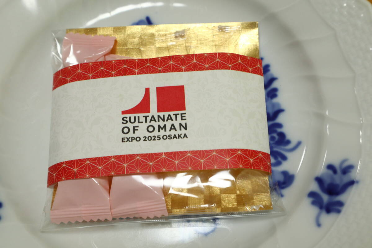 関西万博 オマーン館でのコーヒーとお菓子と高額と評判の飴 - チーズ