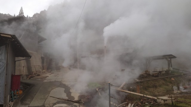 もはや災害級！？ 驚きの湯けむり集落 わいた温泉郷 岳の湯 - 二人の旅