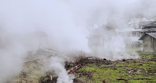 もはや災害級！？ 驚きの湯けむり集落 わいた温泉郷 岳の湯 - 二人の旅