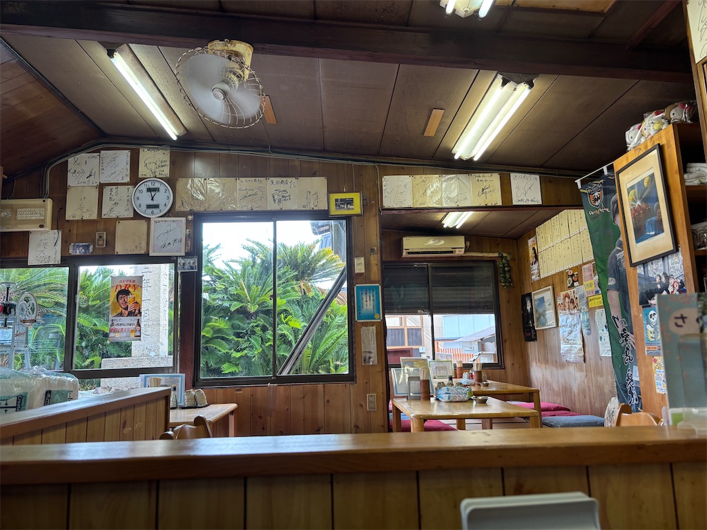 先田商店の店内に並ぶ芸能人のサイン