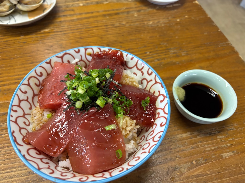 分厚い赤身がのった先田商店のマグロ漬け丼