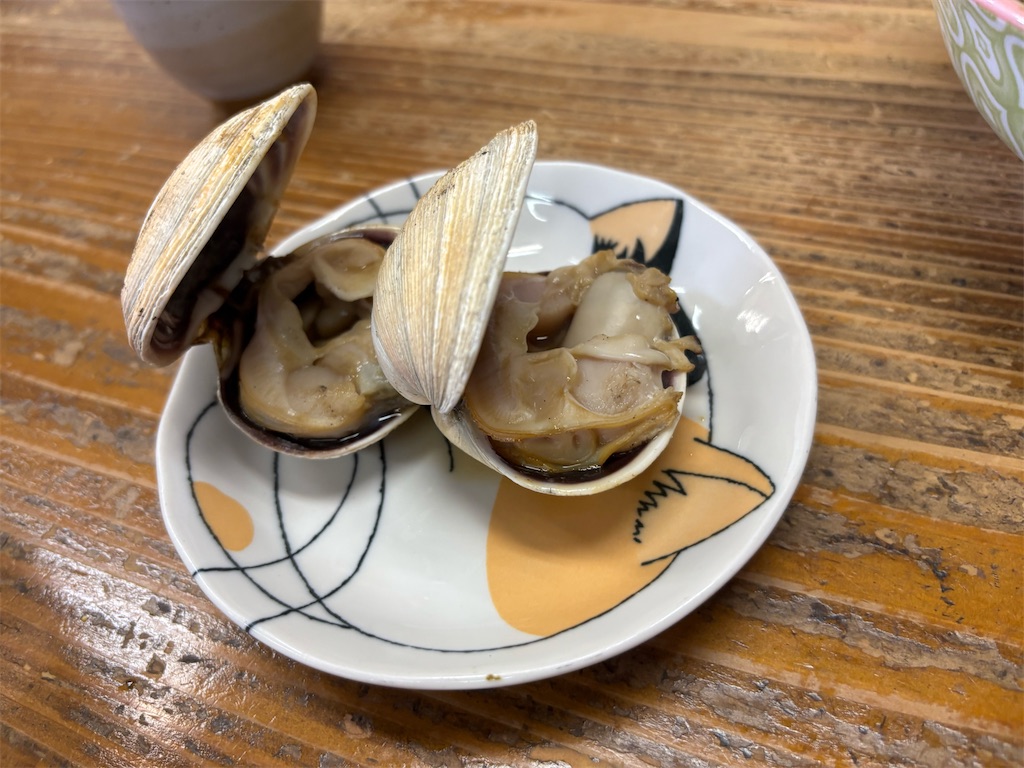 甘辛い醤油ダレがかかった先田商店のおく貝
