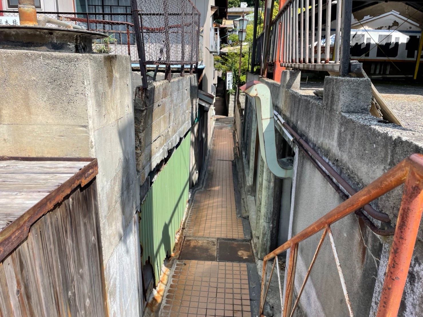 渋温泉街 路地裏楽し 旅の先には福がある