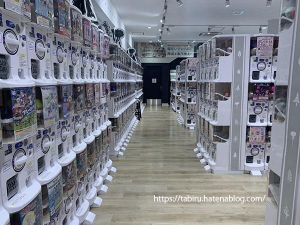 カプセルトイが2400台並ぶカプセルトイの大型店舗！ガチャガチャの森