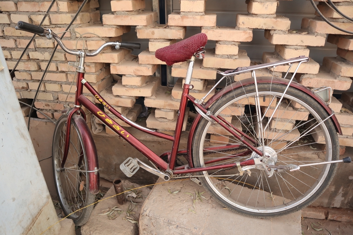 偽日本語が書かれた自転車