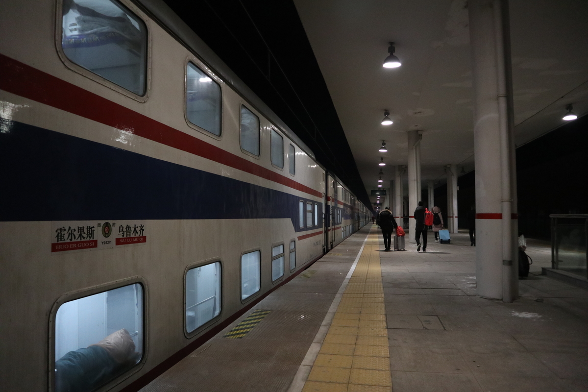 ホルゴス駅に到着した25B型双層硬臥車