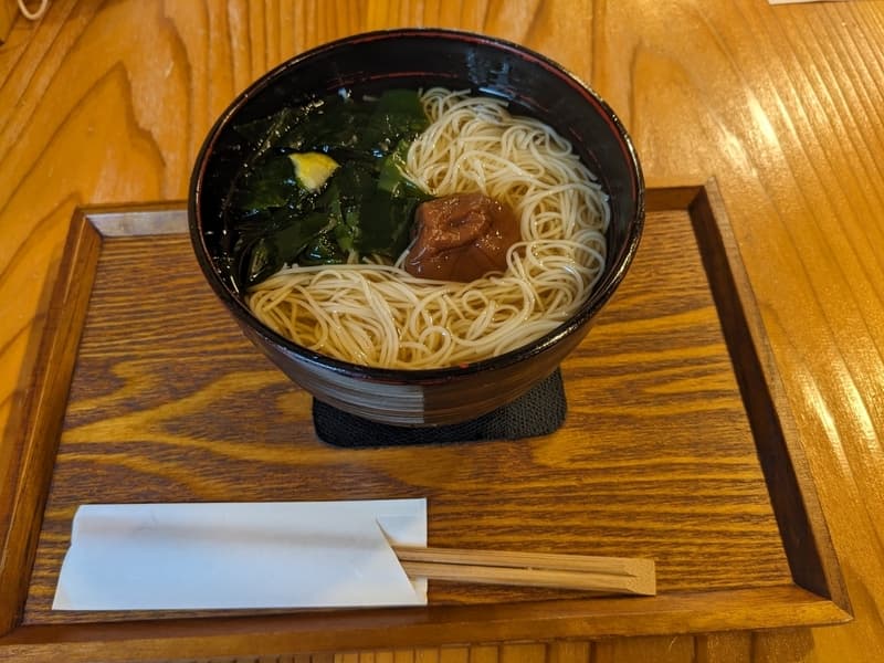 そうめん処 霞亭の「梅にゅうめん」