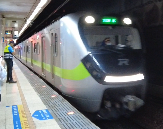 区間車 瑞芳行（撮影場所：台北駅）の電車