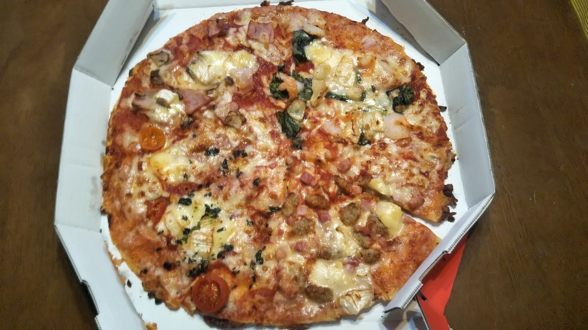 ドミノ ピザ ミルフィーユ生地のピザを持ち帰り ピッツア 22年7月の日曜日 名古屋発 旅行 食べ歩き 猫ブログ