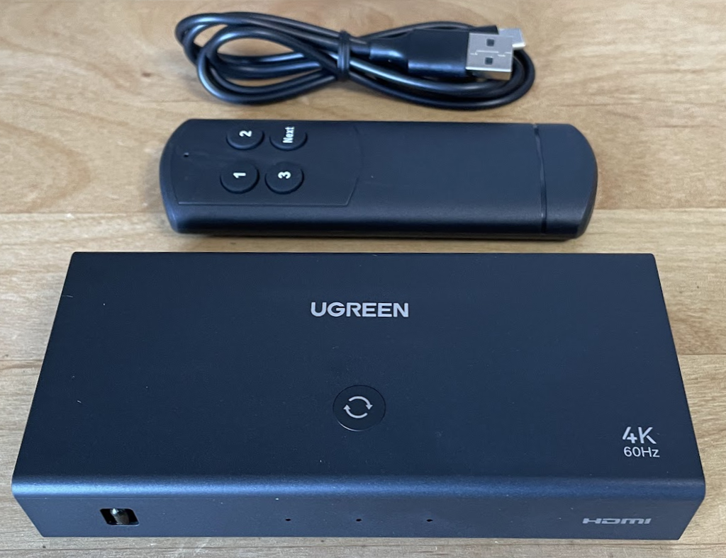 HDMI 切替器の本体と付属品