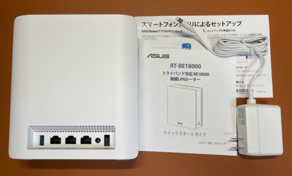 ルーター背面のインターフェース群。左からUSBポート、4つのLANポート、電源ポート、スイッチが並ぶ