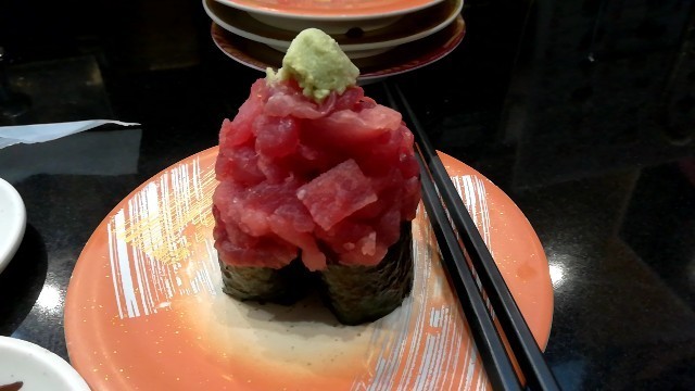 平日お昼過ぎがおすすめ 上野の海鮮三崎港でまぐろ中落ち軍艦を108円でいただいてきました 深夜執筆中