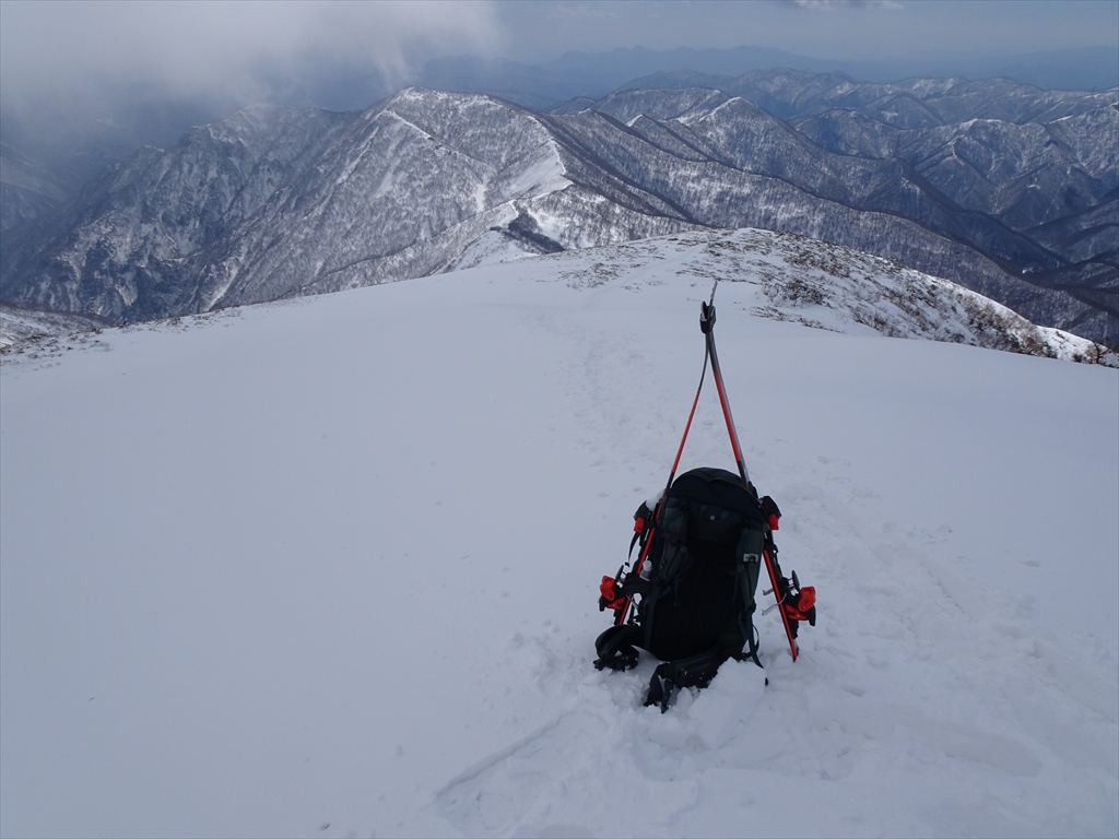 重雪の平標山でバックカントリー - 休日はおそとで