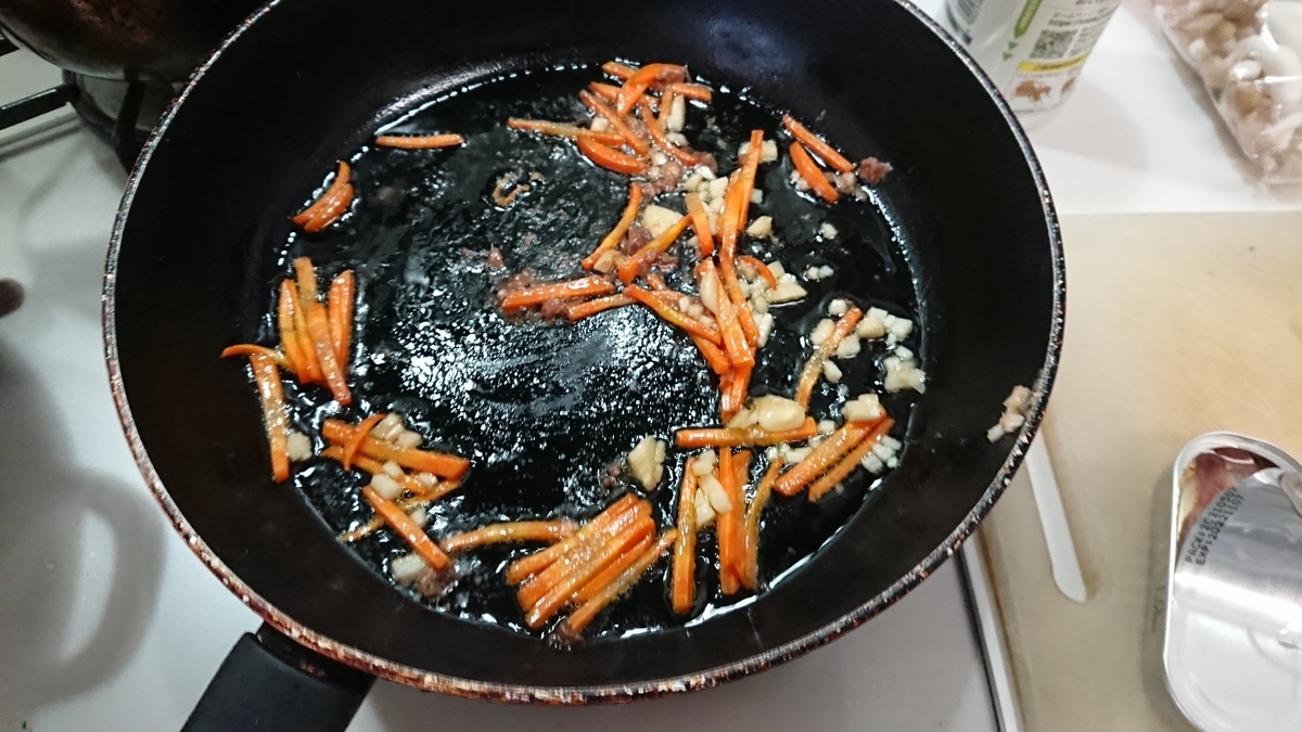 にんじん、にんにく、アンチョビに火を通す