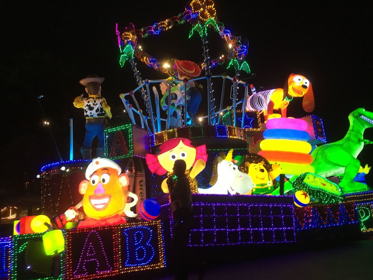 Tdl ディズニーパレード プリンセスはどこ エレクトリカルパレードを最前列 真正面で鑑賞したから 全フロートと順番と時間とみどころの紹介だよ タダモモの子育てお悩み相談室 Tdl ディズニーパレード プリンセスはどこ エレクトリカルパレードを最前列 真正面で鑑賞したから 全フロートと順番と時間とみどころの紹介だよ タダモモの子育てお悩み相談室