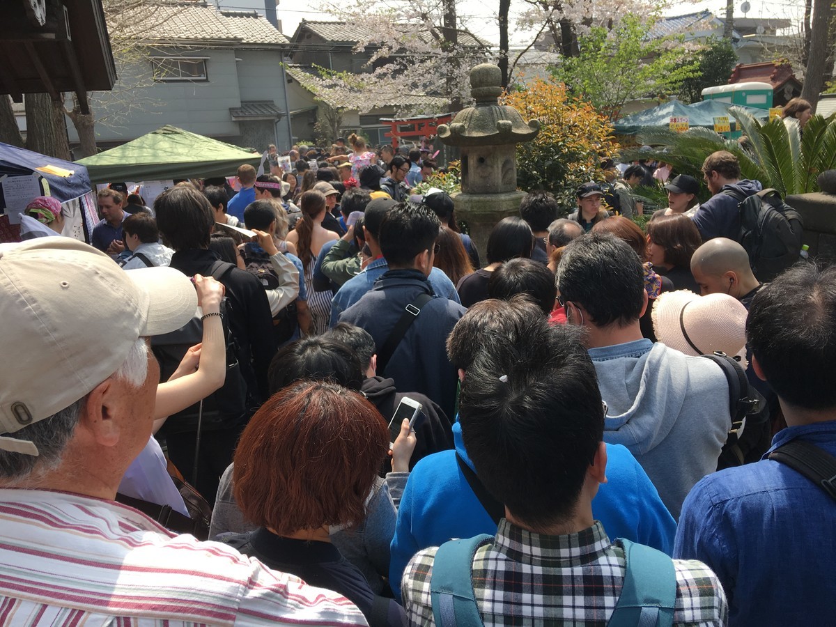 かなまら祭りの御朱印をもらう人達
